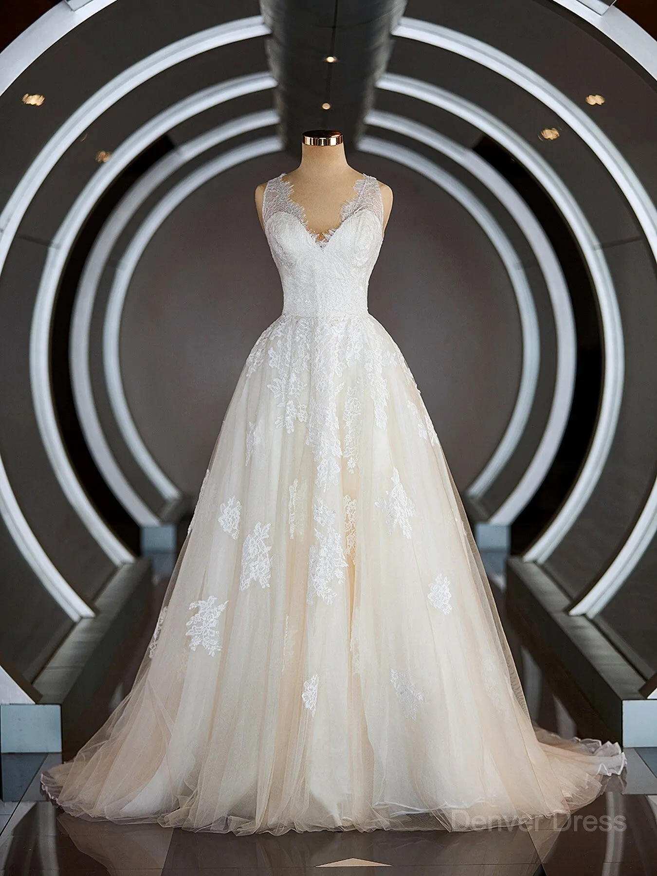 A-Line V-neck Sweep Train Tulle Wedding Dresses with Appliques Lace