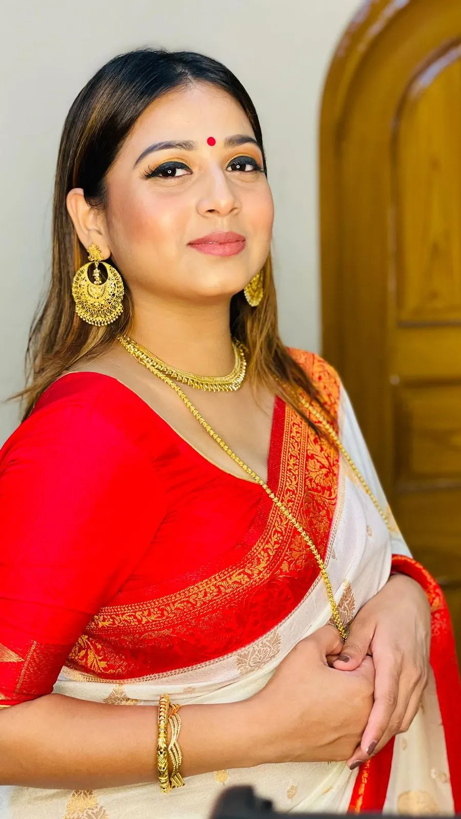 Comely White Soft Silk Saree with Enticing Blouse Piece
