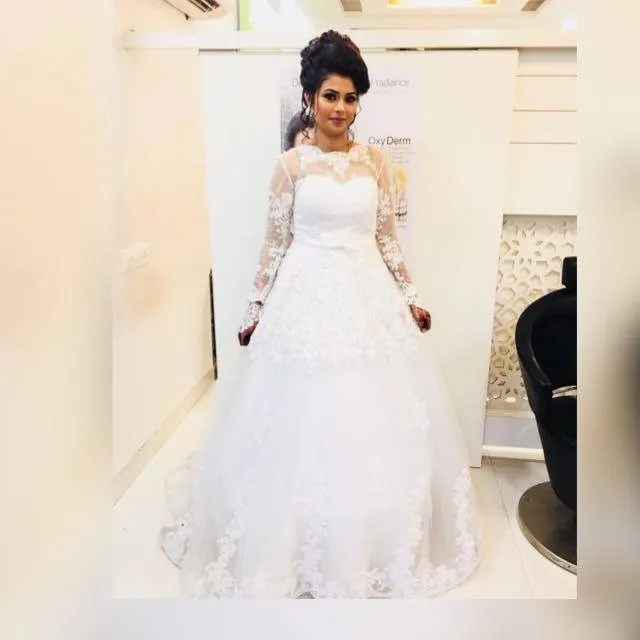 W161 (2),White Sleeves Prewedding Shoot Trail Gown, Size (XS-30 to XL-40)
